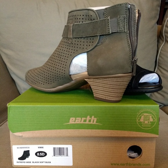 2 pairs of Earth Brand Intrepid WIDE Soft Buck - Picture 2 of 5